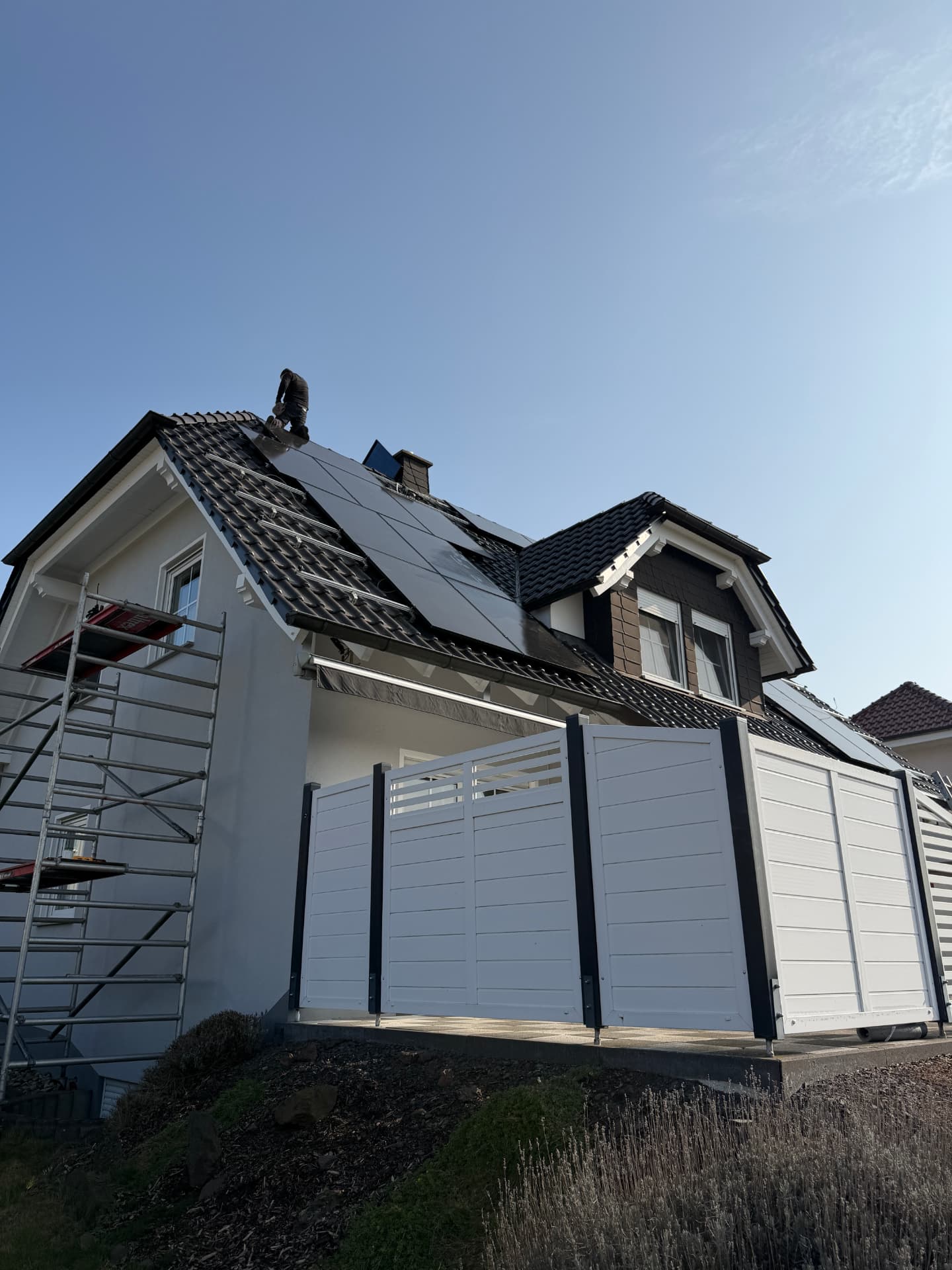 Montage auf dem Dach – Befestigung im Gange