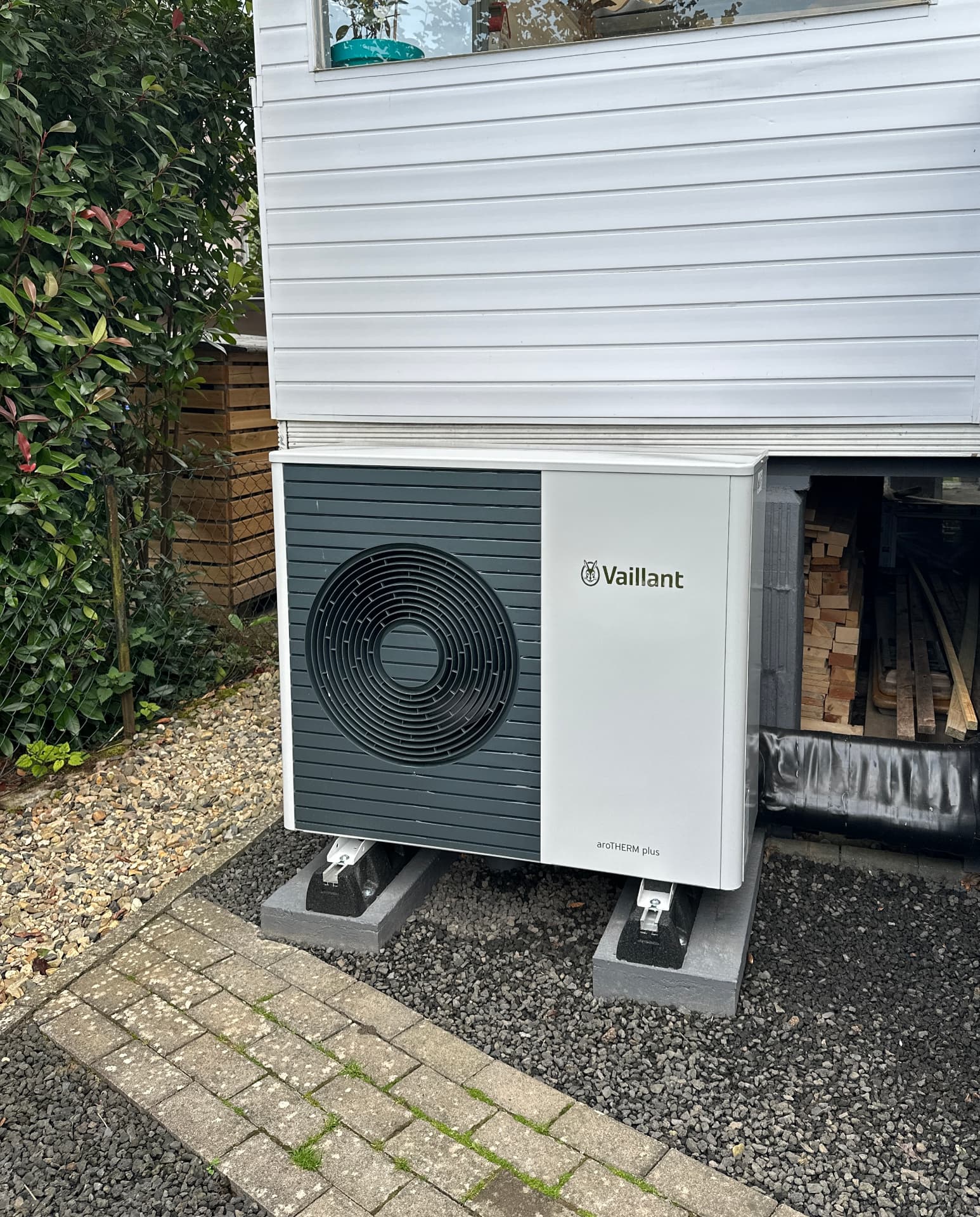 Vaillant aroTHERM plus, fertig montiert